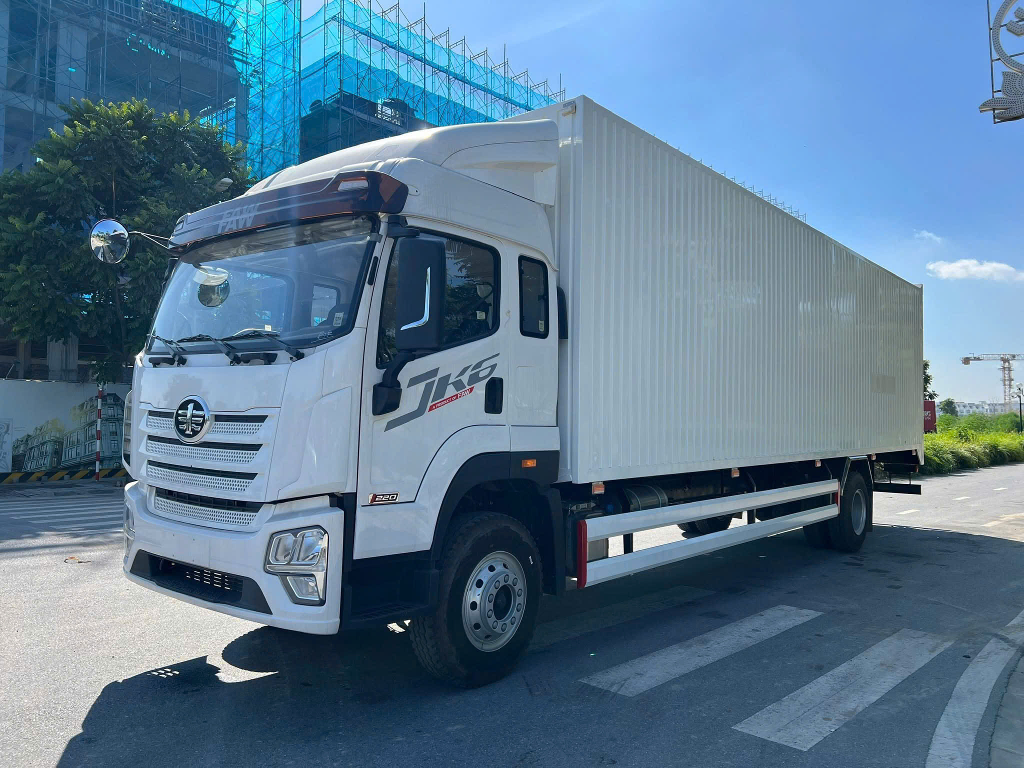 Faw thùng kín thùng  dài 8.3m, 2 cửa hông  cabin JK6 2025