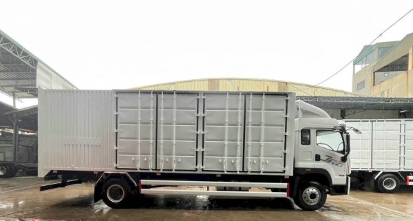 Faw thùng kín 2 cửa hông 8.3m 2025