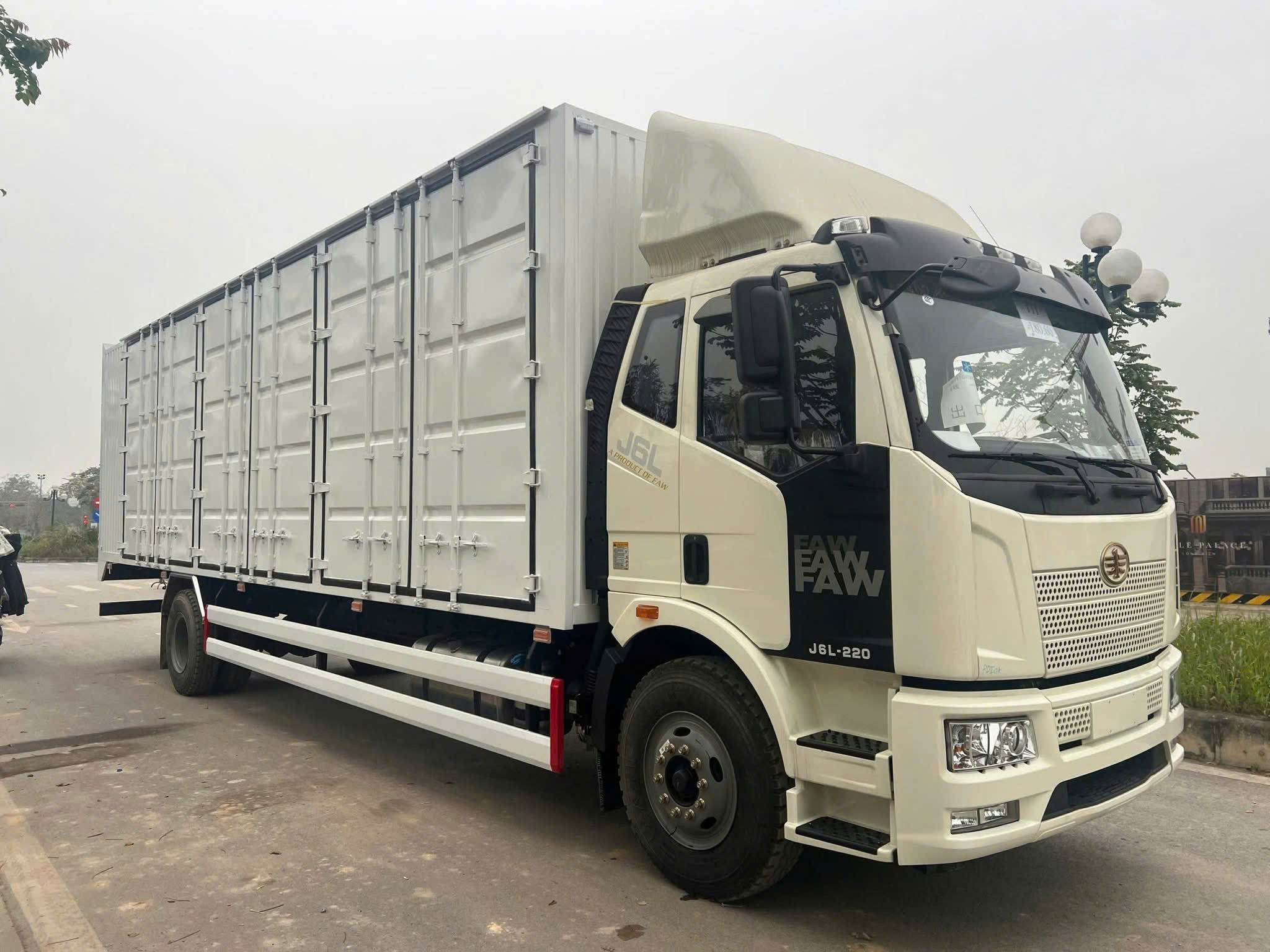 Xe tải Faw 9,9m sàn phẳng thùng container, động cơ 220hp