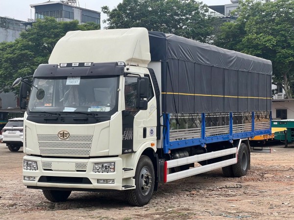 Xe tải Faw 8 tấn thùng mui bạt, chiều cao 2,52m, động cơ 220hp, 06 xi lanh thẳng hàng