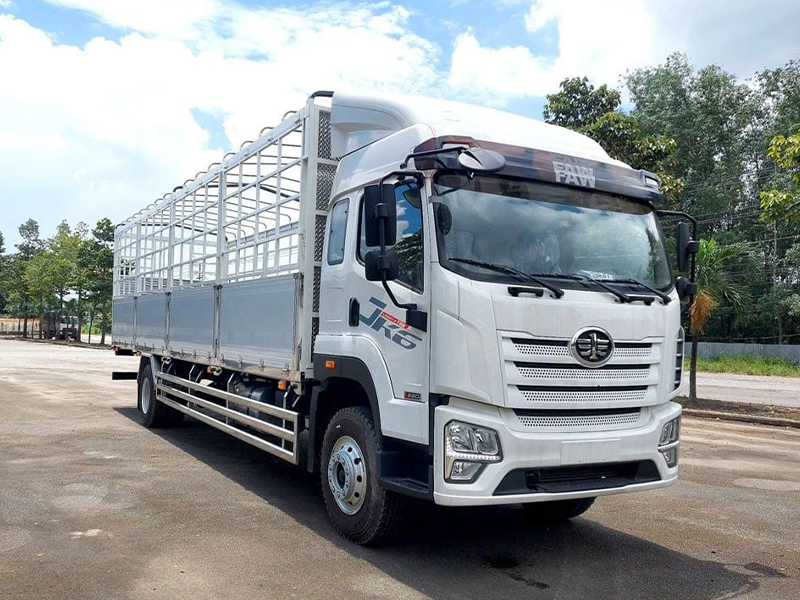Xe tải Faw 8 tấn thùng mui bạt, chiều cao 2,52m, động cơ 220hp, 06 xi lanh thẳng hàng